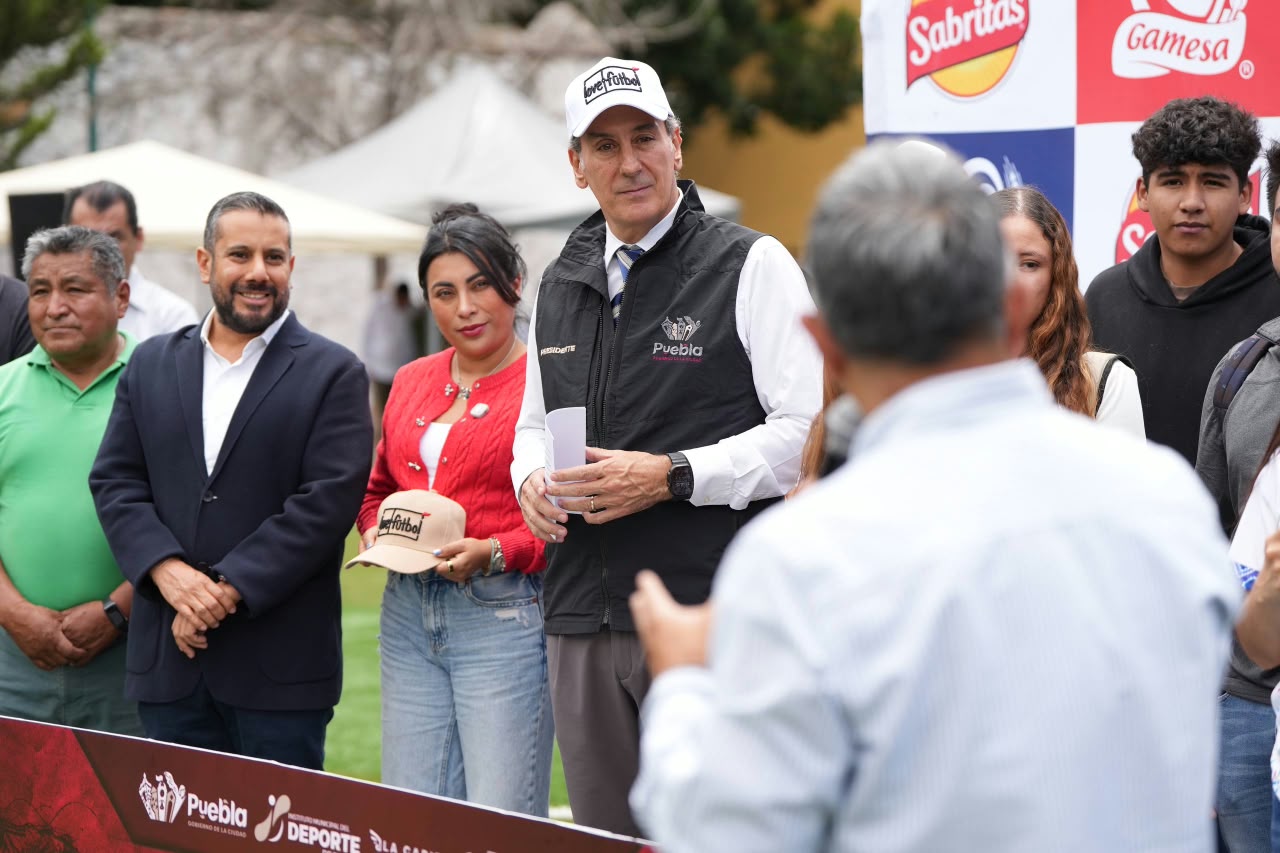 Pepe Chedraui y la organización love.fútbol inauguran cancha de futbol 7 en el Deportivo Xonaca II