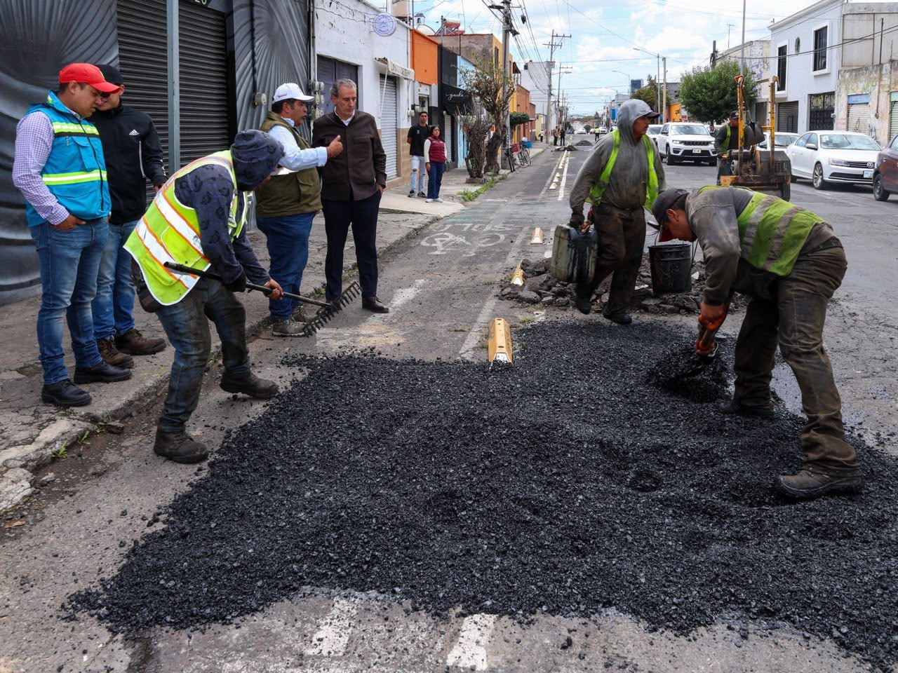 Pepe Chedraui supervisa cuadrillas del programa “Bacheando Puebla” en Los Volcanes/